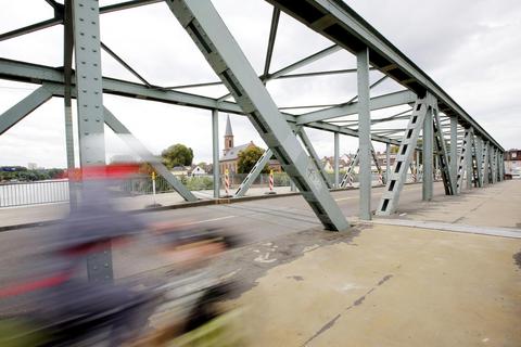 Die Kostheimer Mainbrücke soll ihr charakteristisches Aussehen trotz der Sanierung behalten. Archivfoto: Harald Kaster