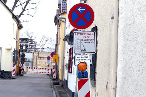 Wegen Kanalarbeiten im Kostheimer Kirschgartenviertel fallen Parkplätze weg. Foto: hbz/Jörg Henkel