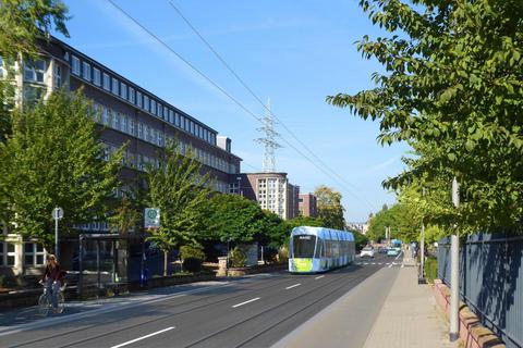 Das Kalle-Haus des Industrieparks Kalle-Albert in der Fortsetzung der Biebricher Straße soll von der City-Bahn angesteuert werden. Visualisierung: Jan Schlotter 