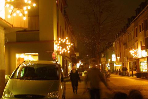 Weihnachtsbeleuchtung Mainzer Straße in Kastel: Vor etlichen Jahren sorgte der Gewerbeverein für Lichterschmuck in den Straßen. Heute hat sich der Verein aufgelöst. Vermutlich gibt es auch keine Sterne mehr. Archivfoto: hbz/Bauer