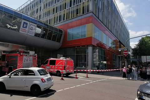 An einer Ladenpassage in der Schwalbacher Straße ist ein Fassadenteil aus Glas herabgestürzt. Mehrere Einsatzkräfte waren vor Ort.