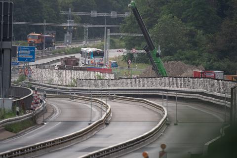 Die Salzbachtalbrücke bei Wiesbaden musste gesperrt werden.  Foto: dpa