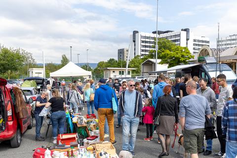 Der deutsch-amerikanische Flohmarkt zieht stets viele Besucher auf den Wiesbadener Hainerberg.  