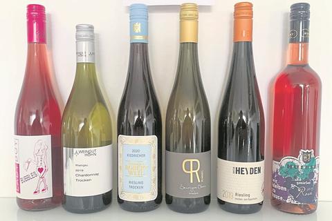 Sechs Flaschen von sechs verschiedenen Winzern für Betroffene der Flutkatastrophe. Auch ein Wein aus Wiesbaden ist mit dabei. Foto: Maximilian Albert