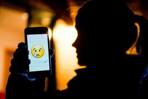 Smartphone mit einem weinenden Emoji. Kinder können mit schlechten Online-Erfahrungen viel schlechter umgehen als Jugendliche und werden davon viel leichter traumatisiert, meint der Fachberater für Jugendmedienschutz am Staatlichen Schulamt Wiesbaden, Günter Steppich. Foto: dpa 