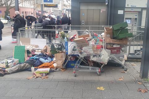 Ein Obdachloser mit seinen gesammelten Sachen am Wiesbadener Luisenplatz.