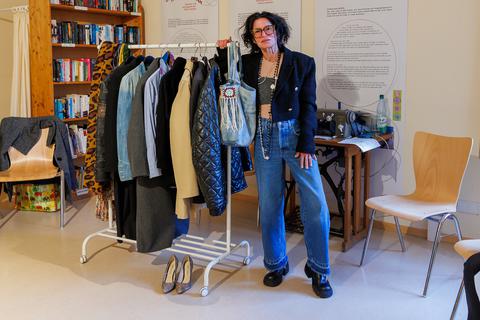Modisch gekleidet mit wenigen Stücken: Claudia Zimmer von der Konzeptschneiderei O18 zeigt im Umweltladen, wie es funktionieren kann.