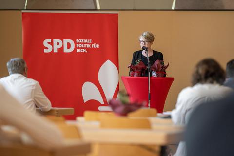 Beim Parteitag der Wiesbadener SPD im Erbenheimer Bürgerhaus lässt die Vorsitzende Patricia Eck das vergangene Jahr Revue passieren. Foto: Volker Watschounek