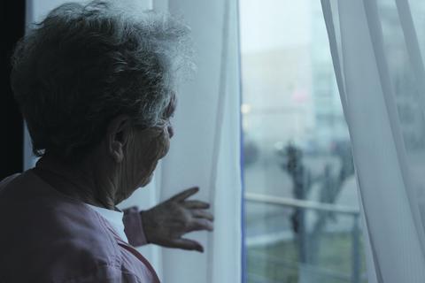 Es gibt auch in Wiesbaden viele Seniorinnen und Senioren, die sich einsam fühlen. Im Ruhestand gehen die sozialen Kontakte stark zurück. Foto: Adobe Stock/Olga Yastremska, New Africa
