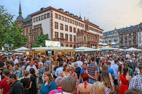 Über zehn Tage lang hervorragend besucht: Die 46. Rheingauer Weinwoche hat Tausende Besucher in die Wiesbadener Innenstadt gelotst. 