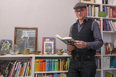Stefan Kappner hilft in seinem Biografiestudio Menschen beim Verfassen von Schriftstücken über das eigene Leben. René Vigneron