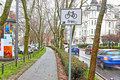Der Mittelstreifen auf dem 1. Ring ist die längste geschützte Radverbindung in Wiesbaden. Foto: René Vigneron