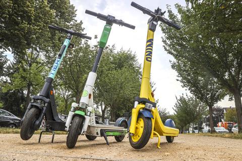 In Wiesbaden gibt es aktuell vier Anbieter von E-Scootern. Während einige Roller korrekt abgestellt werden, sieht man immer wieder Fahrzeuge, die illegal auf Gehwegen oder mitten auf der Straße geparkt werden.