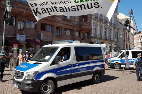 Klimaaktivisten demonstrieren in Wiesbaden vor dem Landtag. Foto: Birgit Emnet