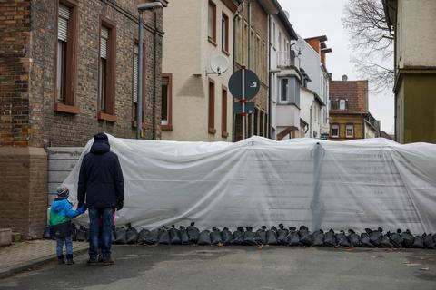 Wie zuletzt beim Hochwasser Anfang des Jahres wurden in Kostheim auch jetzt wieder Absperrungen aufgestellt.  Archivbild: Sascha Kopp / VRM Bild