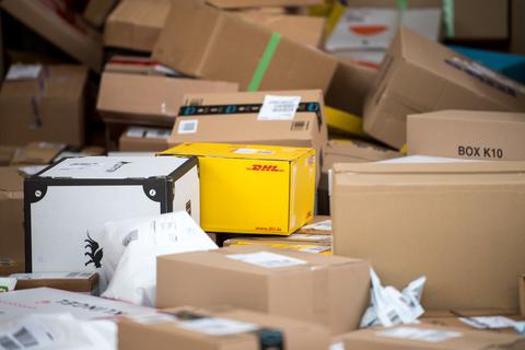Aufgrund von Corona ist die Auslieferung von Paketen in Wiesbaden stark angestiegen. Archivfoto: dpa
