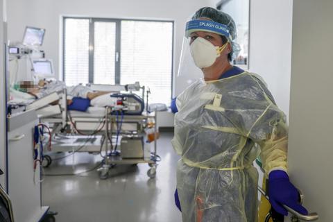 Ann-Christine Schulz an ihrem Arbeitsplatz in den HSK. Die 41-Jährige leitet die drei Intensivstationen der Klinik. Foto: René Vigneron