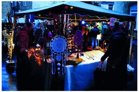 Versteckt im Hinterhof am verkehrsreichen Zweiten Ring liegt der „Weihnachtsmarkt im Kiez“. Foto: Sascha Burjan