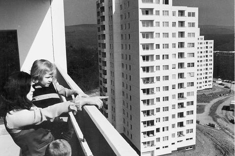 Vorstellung des Modells der Großsiedlung Klarenthal im Jahr 1963. Hinter dem Modell Ernst May, rechts daneben Oberbürgermeister Georg Buch. Foto: Stadtarchiv Wiesbaden