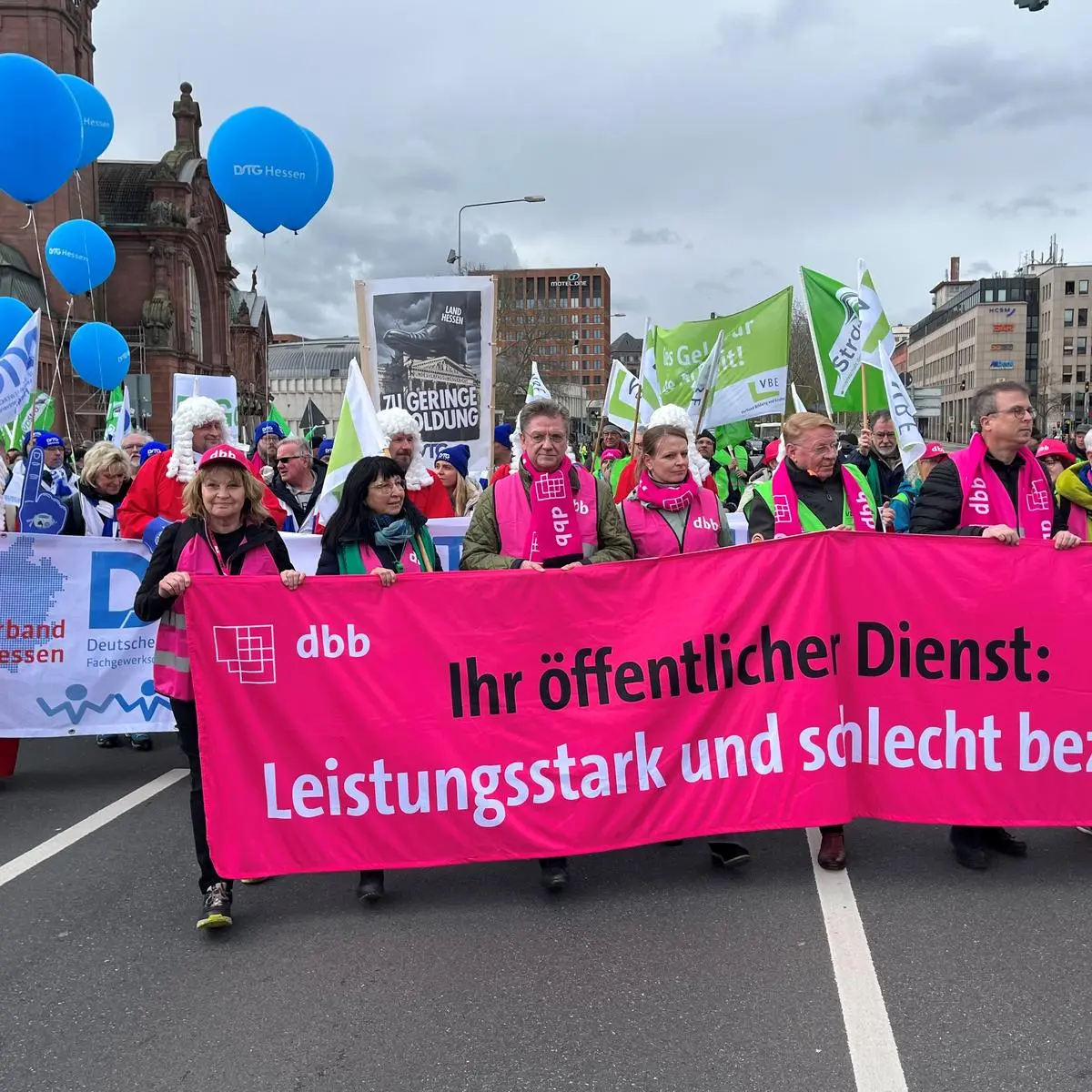 Beschäftigte des öffentlichen Dienstes streiken in Wiesbaden