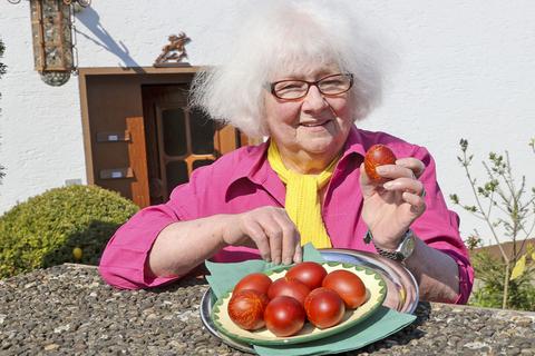 Ursel Schneider färbt ihre Ostereier mit einem Sud aus Zwiebelschalen. Foto: René Vigneron