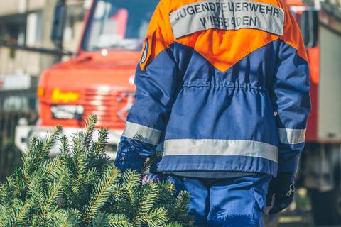Nach zwei Jahren Corona-Pause sammeln die Wiesbadener Jugendfeuerwehren nun wieder entsorgte Weihnachtsbäume ein.
