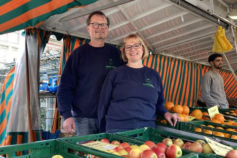 Ulrike Mohr blickt auf 44 Jahre Markterfahrung zurück. Nun übergeben sie und ihr Mann Ralf ihren Obst- und Gemüsestand an Familie Stegmann.