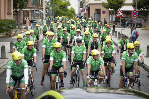 Zu den Radlern auf der „Tour der Hoffnung“ gehören namhafte Sportler, Politiker, Manager und Ärzte. Foto: Sascha Kopp