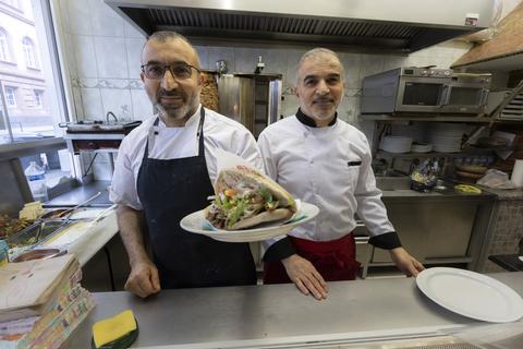 Yüksel Orhan (rechts) und sein Bruder Orhan Oral (links) betreiben seit rund 25 Jahren das Restaurant "Grill Kebap 2000" in der Moritzstraße.