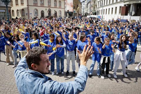 Bei den gut 500 Schülerinnen und Schülern auf dem Schlossplatz sitzt jeder Tanzmove des Flashmobs.