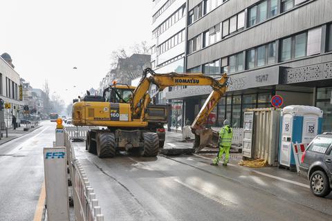 Schon seit Monaten gibt es in der Bahnhofstraße Baustellen, weil Fernwärmeleitungen verlegt werden.