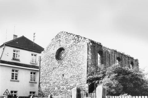 Die Ruinen der  geschändeten Schiersteiner  Synagoge standen so bis zum Jahr 1967. Aus der  Rosette machte man dann eine Gedenkstätte. Foto: Stadtarchiv  Wiesbaden