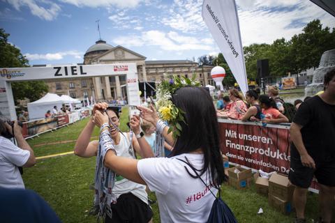 Geschafft: Alle Teilnehmenden am Wiesbadener City Marathon bekommen im Ziel eine Medaille überreicht, die im Anschluss mit dem Namen und der gelaufenen Zeit graviert werden kann.  Foto: Tim Würz