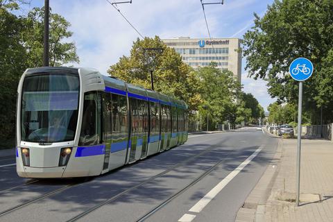 Die Animation zeigt eine City-Bahn in der Biebricher Straße.  Montage: Sabine Stang 