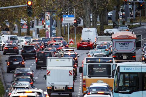 Wiesbaden ist eine Autostadt - Wer zur Rush-Hour auf den Straßen der Stadt unterwegs ist, merkt das tagtäglich sofort.