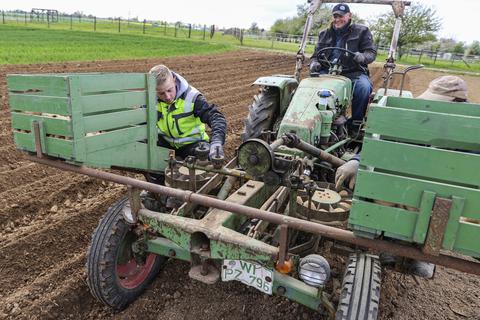 Kloppenheimer Landwirt Bernd Deul und ein Kollege arbeiten mit der Kartoffelmaschine.  Foto: René Vigneron
