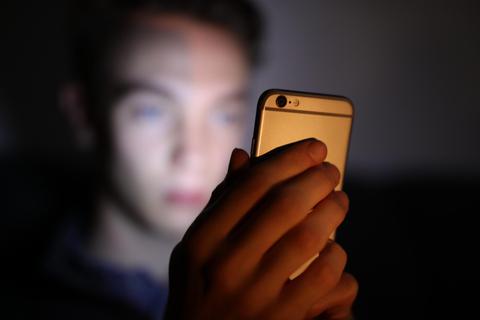 Zwischen Schock und Faszination: Kinder und Jugendliche sehen viel auf dem Handy, was eigentlich nicht für sie bestimmt ist. Symbolfoto: dpa