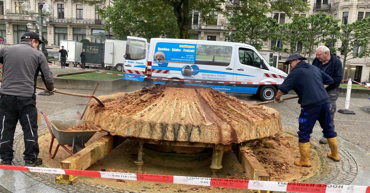 Kochbrunnen Wiesbaden: Thermal spring being cleaned - | Sinter stones ...