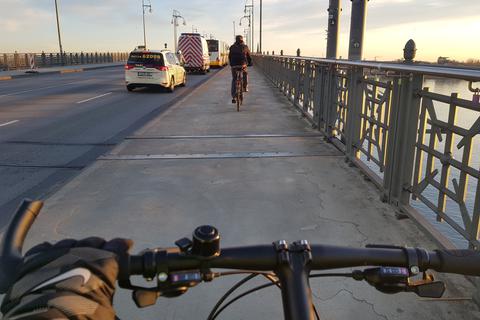 Mit dem Fahrrad von Mainz nach Wiesbaden - für unseren Reporter eine Strecke, die er mindestens fünf Mal pro Woche fährt.  Foto: Matthias Laux