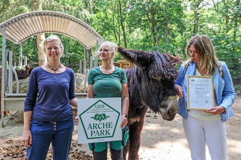 Kathrin Dorkewitz von der Gesellschaft zur Erhaltung alter und gefährdeter Haustierrassen (l.) überreicht das Zertifikat an Parkleiterin Nadja Niemann und Dezernentin Christiane Hinninger (r.). Foto: René Vigneron
