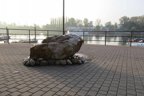 Heimlich hingestellt: Der „Stein des Sherto“ am Hans-Römer-Platz. Foto: Walter Richters