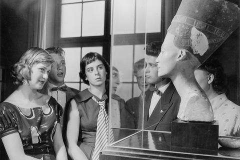 Im Museum Wiesbaden bestaunten die Besucher 1951 die berühmte Büste der Nofretete. Wie sie hierher kam, könnte ein Thema des Projektes "Kulturmetropole 1945 - 1965" sein.