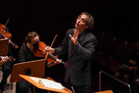Leidenschaft und Empfindsamkeit: Yoel Gamzou dirigiert das Hessische Staatsorchester im Kurhaus. © Johannes Lay