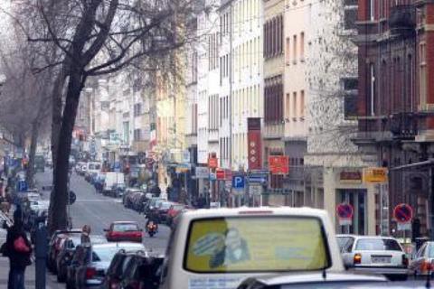 Parkraum ist knapp in Wiesbaden. Die Einzelhändler warnen nun vor einer Verkehrspolitik gegen das Auto. Archivfoto: wita/ Uwe Stotz 