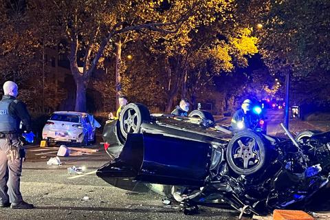 Bei einem schweren Unfall auf dem Gustav-Stresemann-Ring in Wiesbaden im Oktober sind sechs Menschen schwer verletzt worden. Ein Mann starb in der Folge.