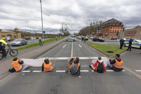 Erst am Donnerstag haben sich Mitglieder der „Letzten Generation” im Mainzer Regierungsviertel auf die Straße geklebt.