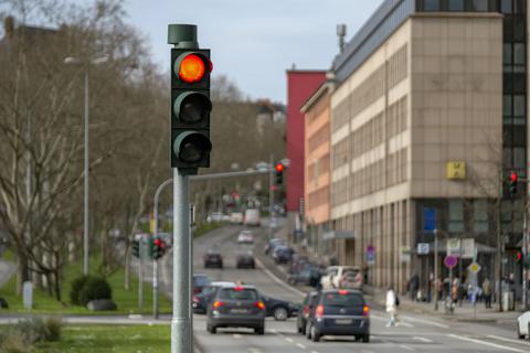Eine Ampelanlage in Wiesbaden.