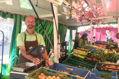 Heute sorgt Christoph Stoll an seinem Obst- und Gemüsestand für ein breites Angebot. Foto: Böhme   Foto: Böhme 