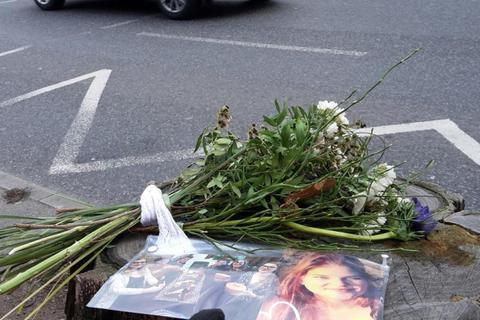 Der Gedenkstrauß an der Unfallstelle in der Dotzheimer Straße. Foto: A. Schirling 