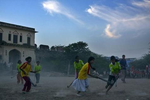 Hockeybegeisterte Kinder im indischen Rajasthan. Foto:  Andrea Tumshirn  Foto:  Andrea Tumshirn